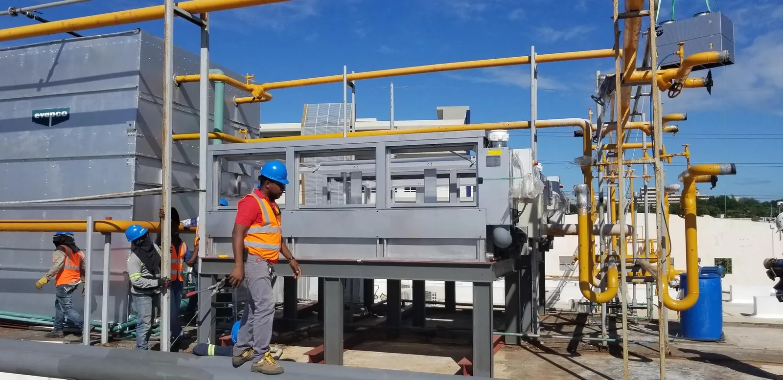 Instalación de condensador evaporativo