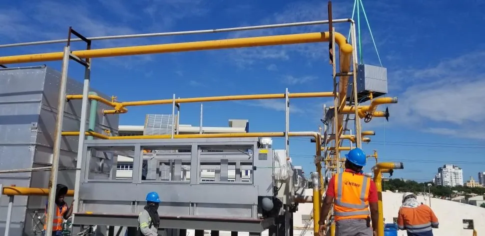 Instalación de condensador evaporativo
