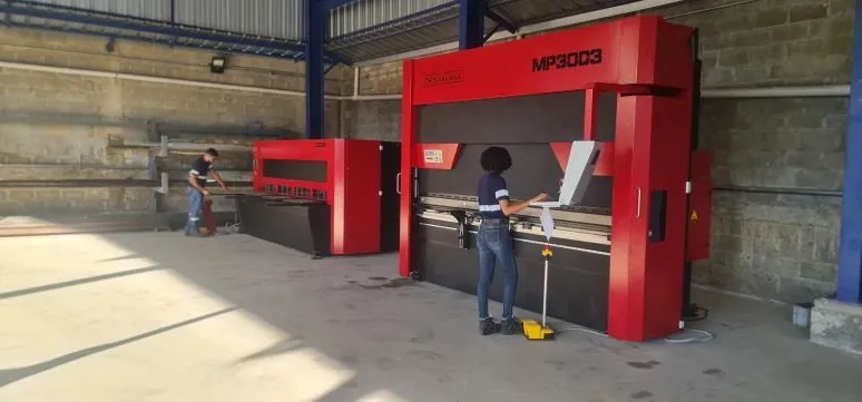 Maquinaria CNC en el taller de NEMF
